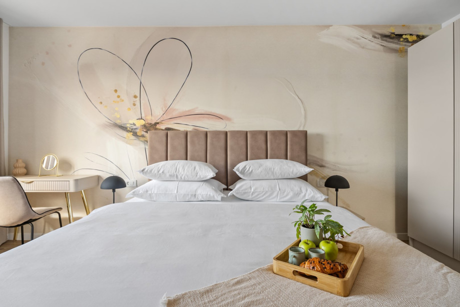 This air-conditioned 15.6sqm bedroom features a 180cm x 200cm king-size bed and sea views.