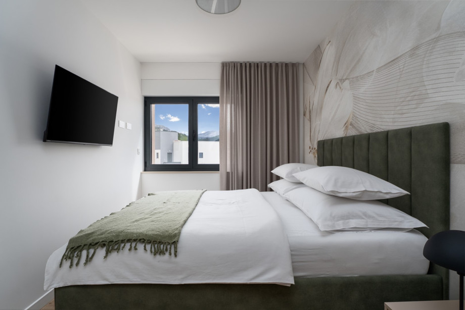 This 11sqm bedroom provides a 160cm x 200cm queen-size bed, a TV, and full air conditioning.