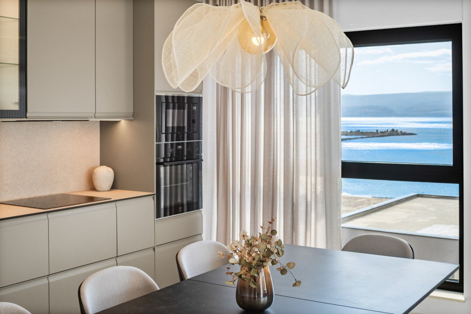 This 38sqm area combines a modern kitchen with a spacious dining table.