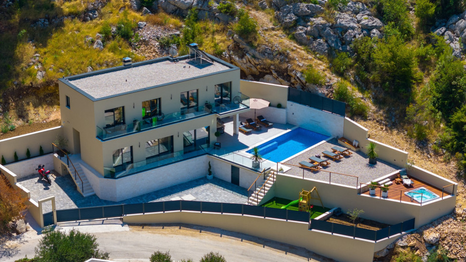 33 square meter heated swimming pool with hydromassage