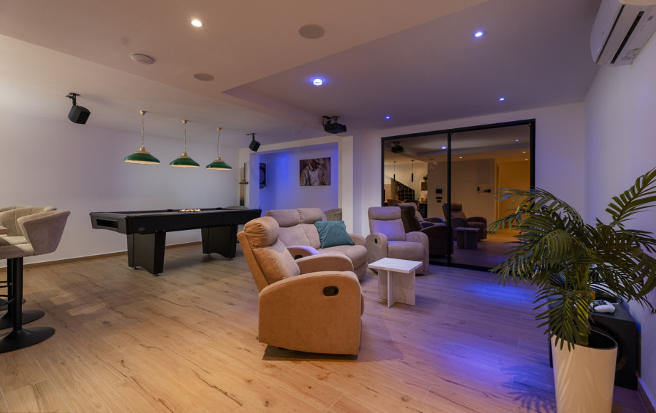 Ein moderner Loungebereich mit Billardtisch und gemütlichen Sitzgelegenheiten, ideal zum Entspannen und für Unterhaltung