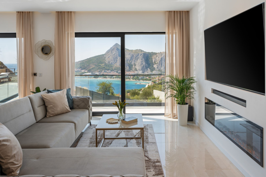 Wohnzimmer mit bequemem Sofa und Fernseher