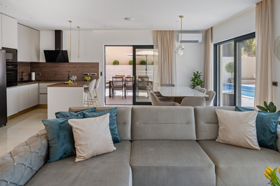 An open-plan living area that includes a stylish and fully equipped kitchen