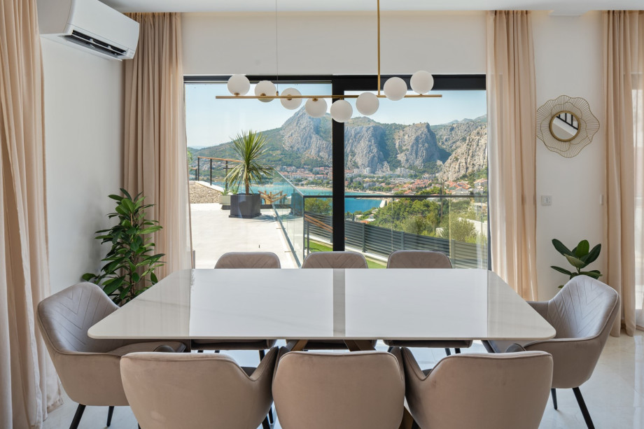 Very comfortable dining room with a panoramic view of the sea