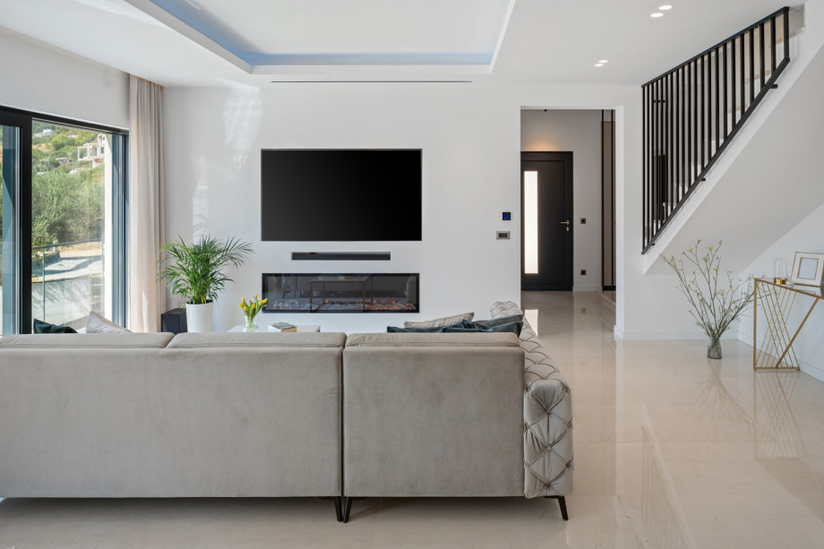 Sehr helles und angenehmes Interieur mit Sonne in jeder Ecke, stilvoll und elegant eingerichtet