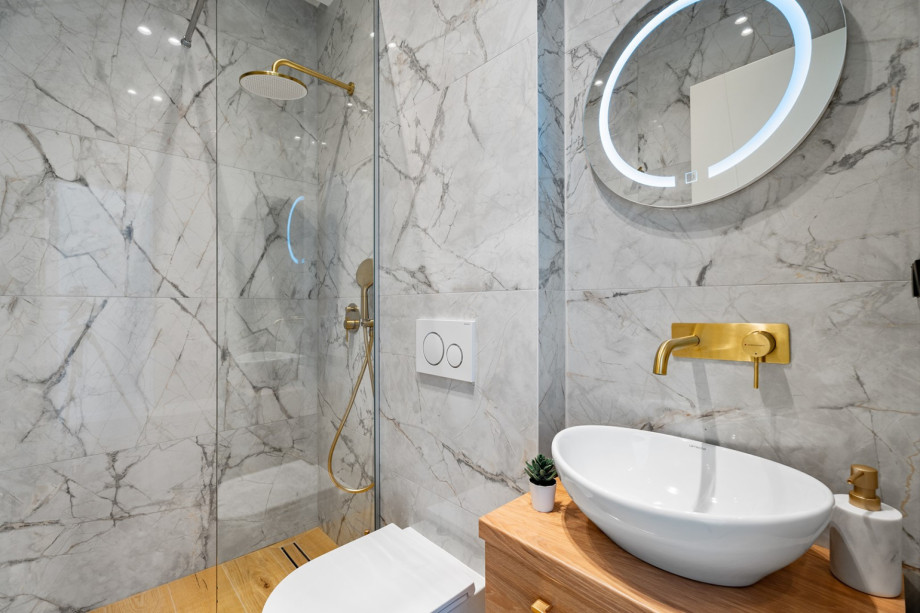 Eigenes Badezimmer mit Dusche, Handtücher werden gestellt