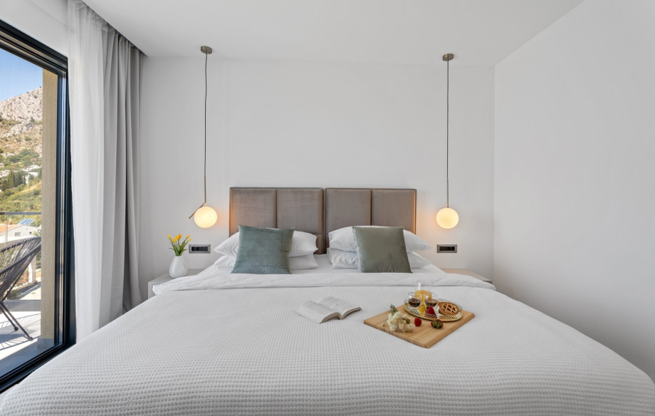 Bedroom NO2 with a king-size bed measuring 180cm x 200cm, en-suite bathroom with a shower, a A/C, a TV, and a balcony