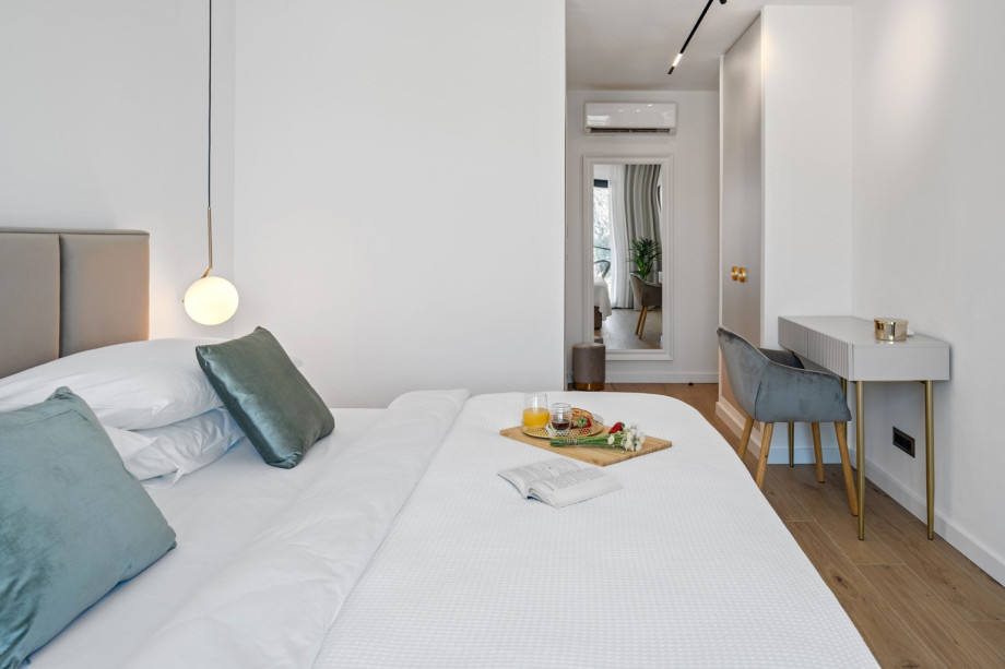 Schlafzimmer Nr. 2 mit einem Kingsize-Bett, eigenem Bad mit Dusche, Klimaanlage, Fernseher und Balkon