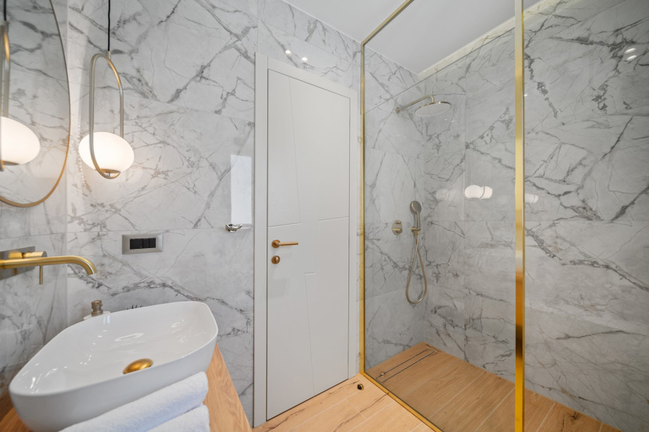 Eigenes Badezimmer mit Dusche, Handtücher werden gestellt