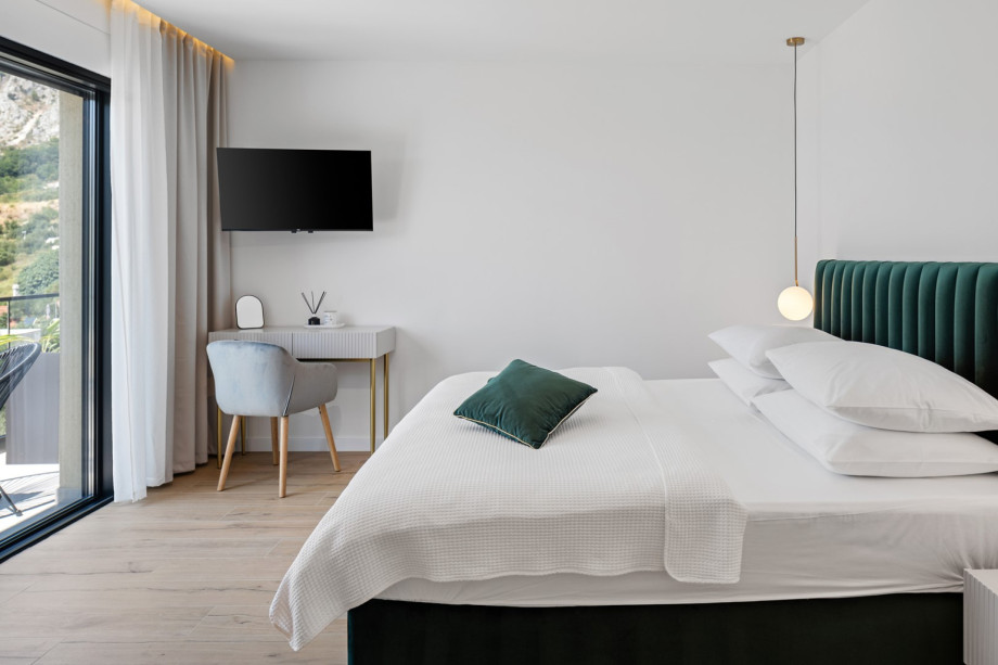 Das Hauptschlafzimmer Nr. 3 verfügt über ein Kingsize-Bett, ein eigenes Badezimmer mit Dusche und einer freistehenden Badewanne, einen Fernseher, eine Klimaanlage und einen Balkon