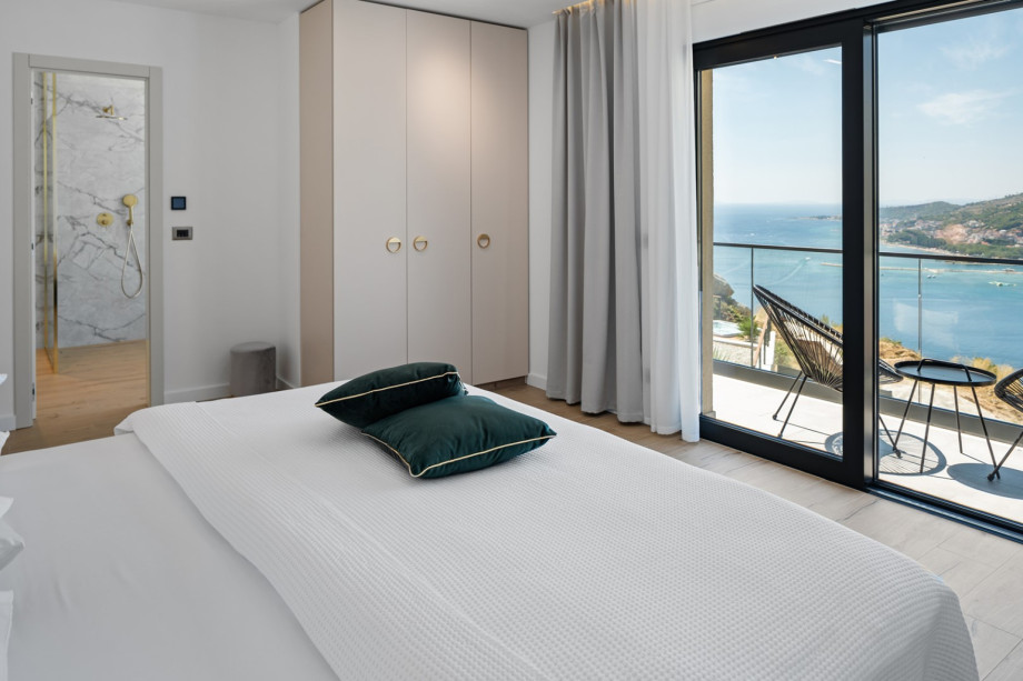 Das Hauptschlafzimmer Nr. 3 verfügt über ein Kingsize-Bett, ein eigenes Badezimmer mit Dusche und einer freistehenden Badewanne sowie einen Balkon mit Meerblick