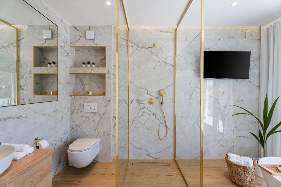 Eigenes Badezimmer mit Dusche und Badewanne