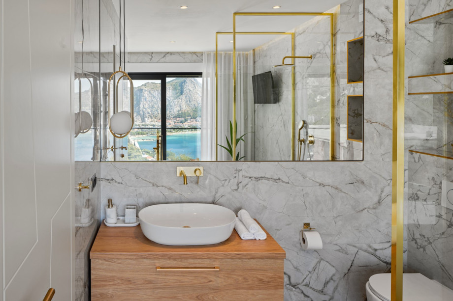 En-suite bathroom with a shower and a bathtub