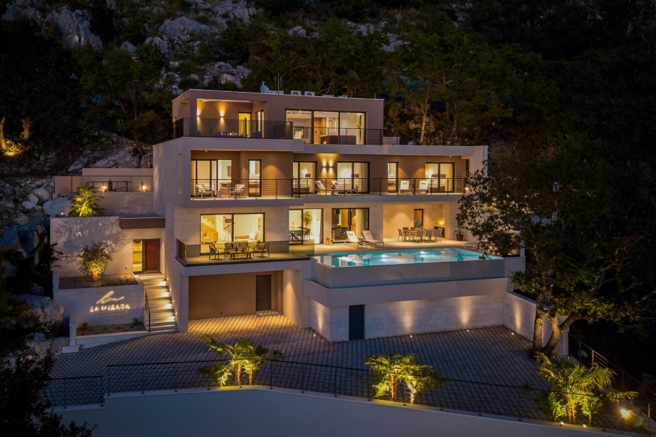 4 en-suite bedrooms, infinity 45 sqm pool, amazing sea views, absolute privacy