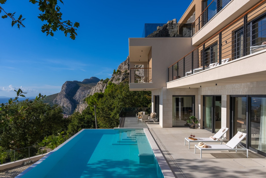 This stunning property offers absolute privacy, spacious interior, high-end amenities throughout, natural and tranquil surroundings and amazing, open views.