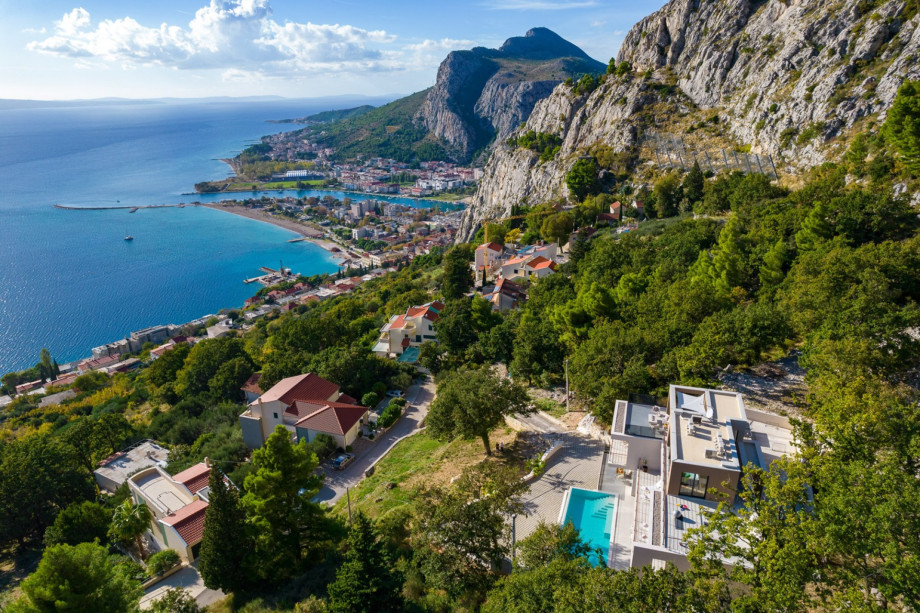 La Mirada is located near area attractions, but far enough away from tourists, this property offers just what you need,