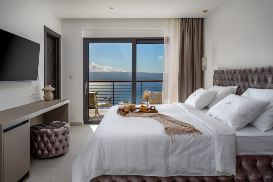 Bedroom No1 (28sqm) super king size bed 200cm x200cm, en-suite bathroom with a shower, , a mini bar, A/C, a TV and a terrace with outdoor furniture