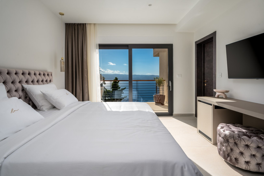 Bedroom NO2 (22sqm) with king size bed 200cm x 200cm, en-suite bathroom with a shower, a mini-bar,  A/C, a TV and a balcony