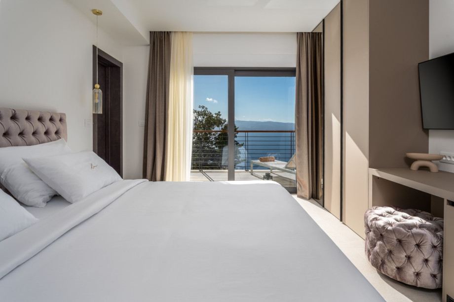 Bedroom NO3 (22sqm) with king size bed 180cm x 200cm, en-suite bathroom with a shower, a mini-bar, A/C, a TV and a balcony