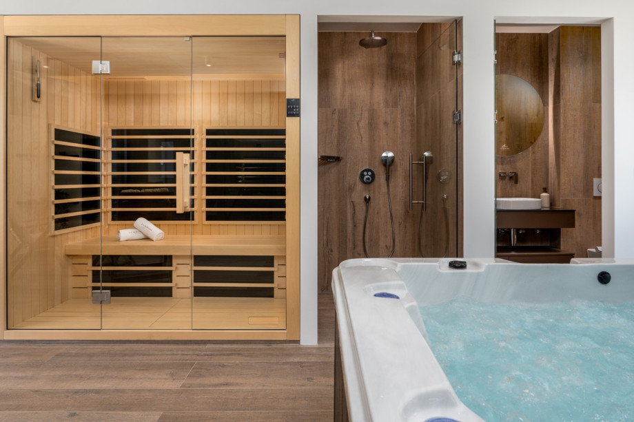 The Rooftop (2nd floor level) offers an indoor wellness area with an infrared Sauna, a whirlpool (Hot-Tub), a shower, TV and a small kitchenette