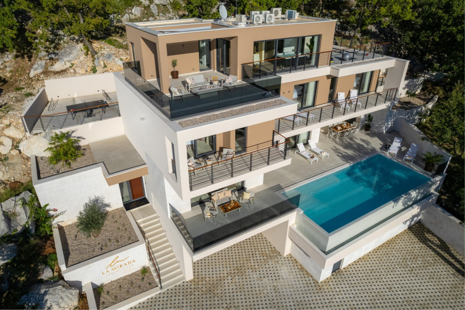 Glass walls with sea views, furnished with high-quality materials, simpley perfect for a relaxing vacation