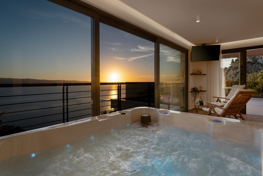 A floor-to-ceiling glass window offers daylight in and a breathtaking view from the Rooftop.