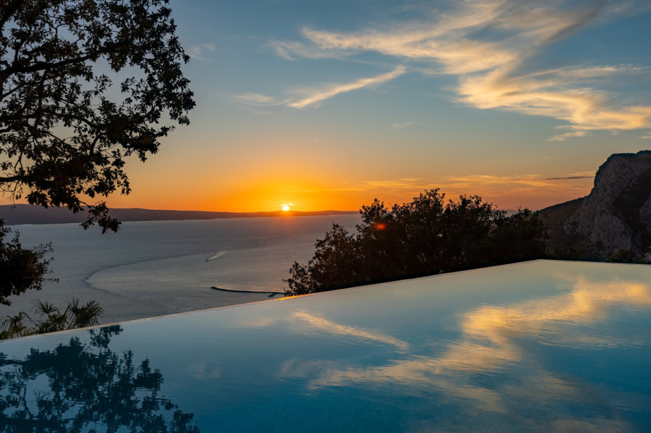 Private and heated, infinity swimming pool 10m x 4,5m with hydromassage.