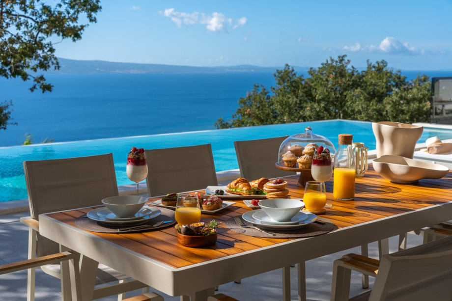 Spend your well-deserved vacation in luxurious Villa La Mirada.