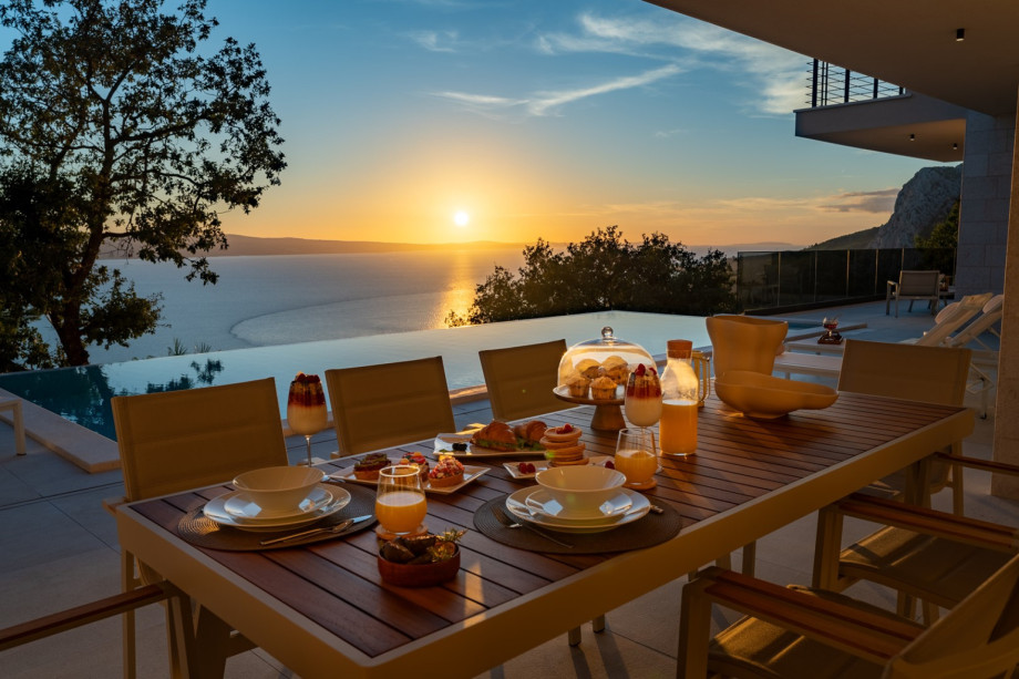 Outdoor dining area. 
Perfect place for dinner.