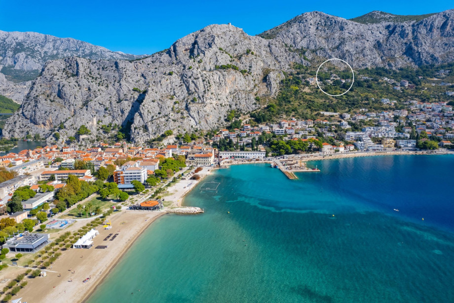 Omis town is only 2km away.