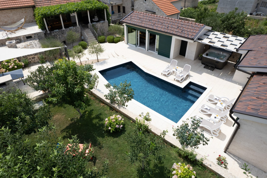 Private heated 28 sqm pool with hydromassage