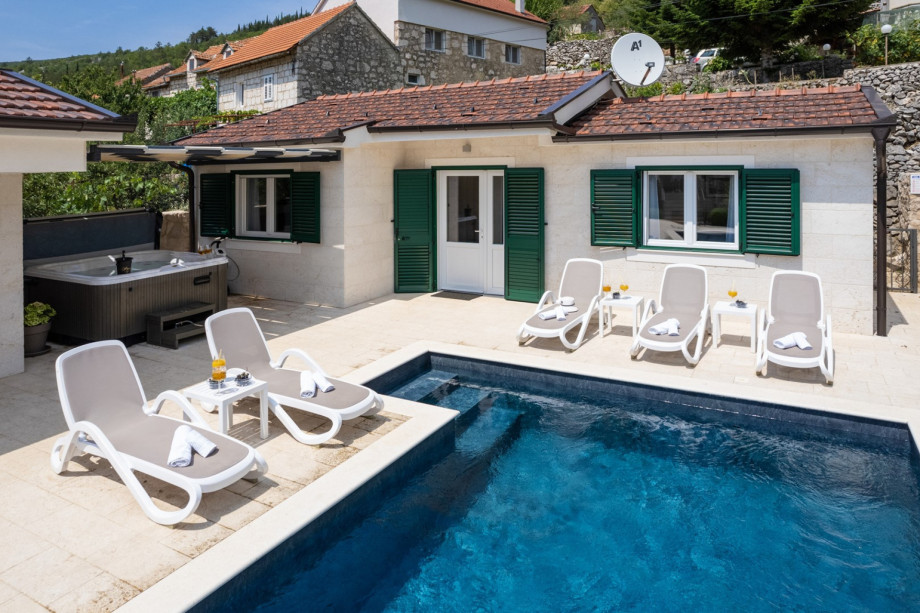 This new part of the house offers an airconditioned living/dining area and fully equipped kitchen with direct approach to the pool