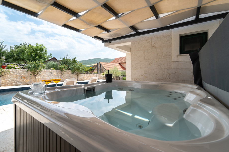 Jacuzzi for ultimate relaxation- perfect for summer evenings