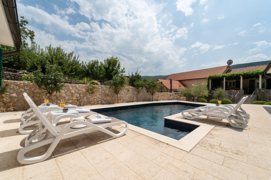 Private heated 28 sqm pool with hydromassage