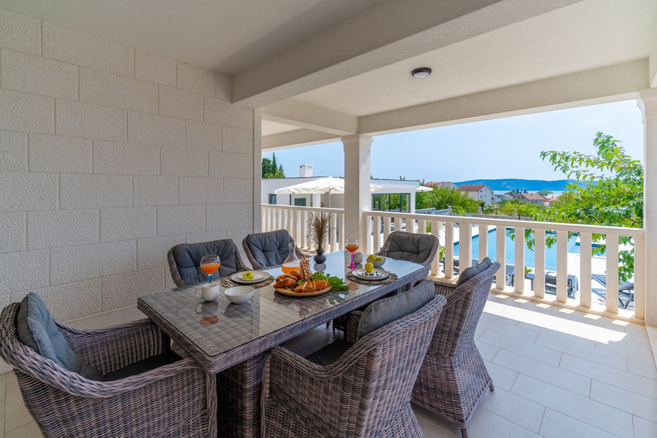The living room and the gym on the first floor have an exit to a terrace with sea and pool views