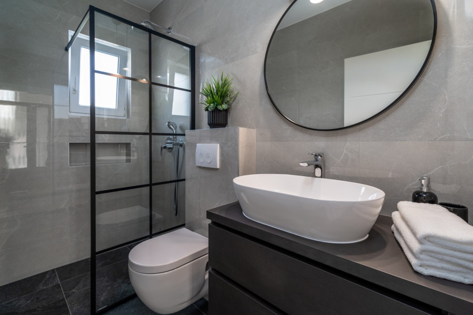 A Family bathroom (4sqm) with a shower.