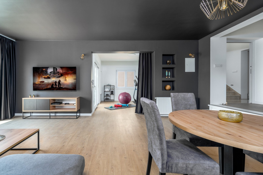 Very comfortable sofa, a Play Station 4 and a smart TV, there is also a dining table for 4 people