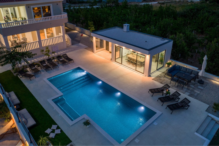 Traditional barbecue, a separated toilet, a lounge corner next to the summer kitchen,