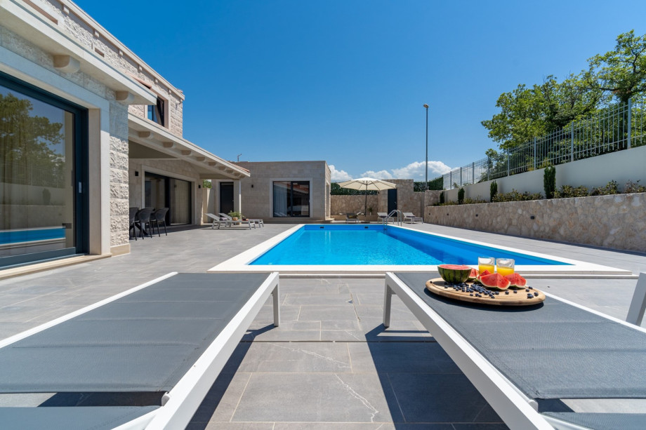 Private and heated swimming pool 11mx 4m with no-Chlorine system and a geyser