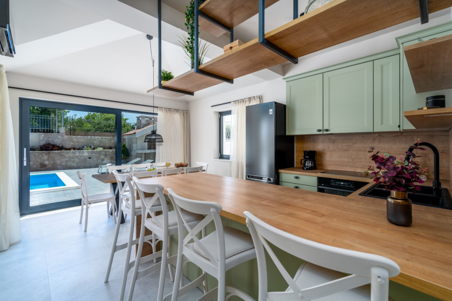 Fully equipped kitchen with all the amenities you need (microwave oven, a toaster, a kettle, a Nesspresso and a filter coffee maker...)