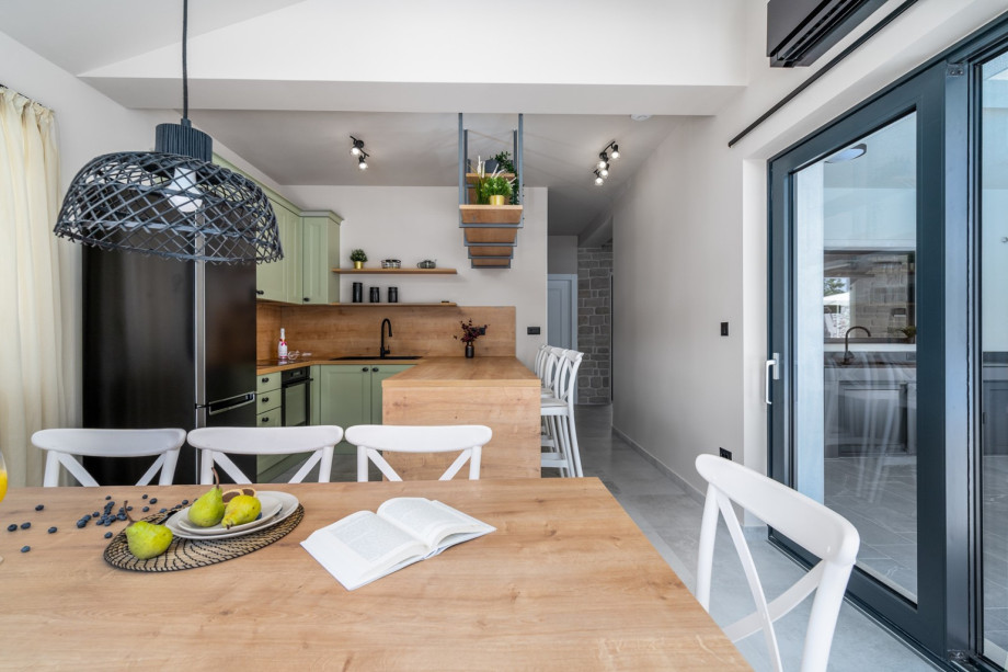 Fully equipped kitchen with all the amenities you need (microwave oven, a toaster, a kettle, a Nesspresso and a filter coffee maker...)