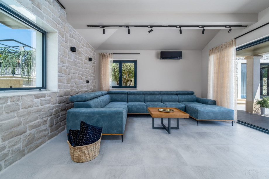 The ground floor offers a living room with a very comfortable sofa, a TV, air-condition, a Play station 4, free WiFi