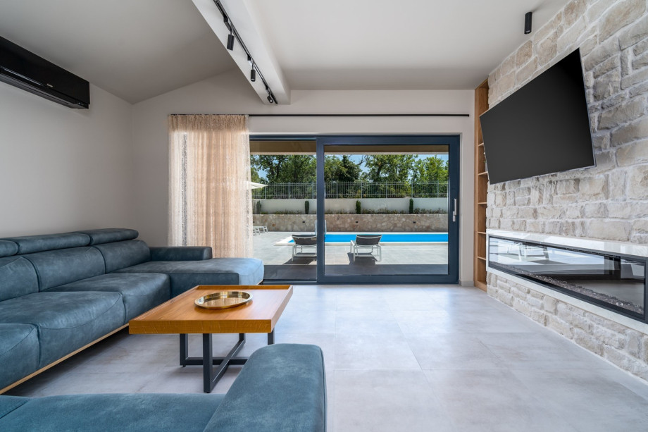 The ground floor offers a living room with a very comfortable sofa, a TV, air-condition, a Play station 4, free WiFi