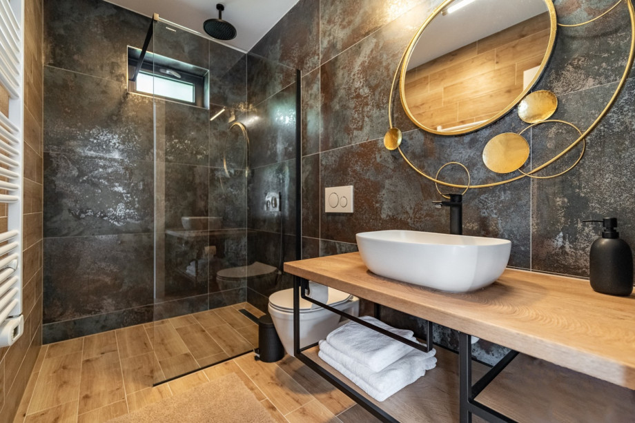 En-suite bathroom with the shower