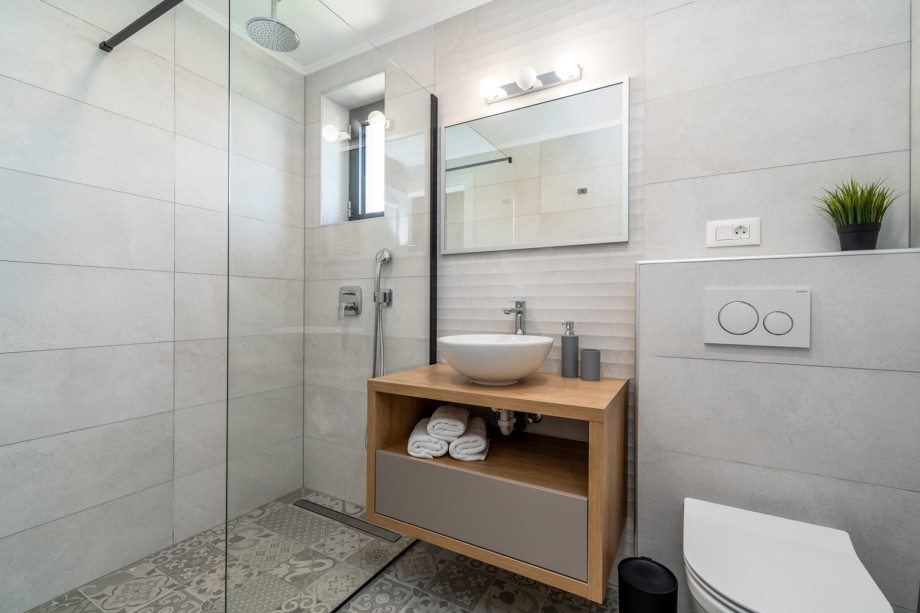 En-suite bathroom with a shower