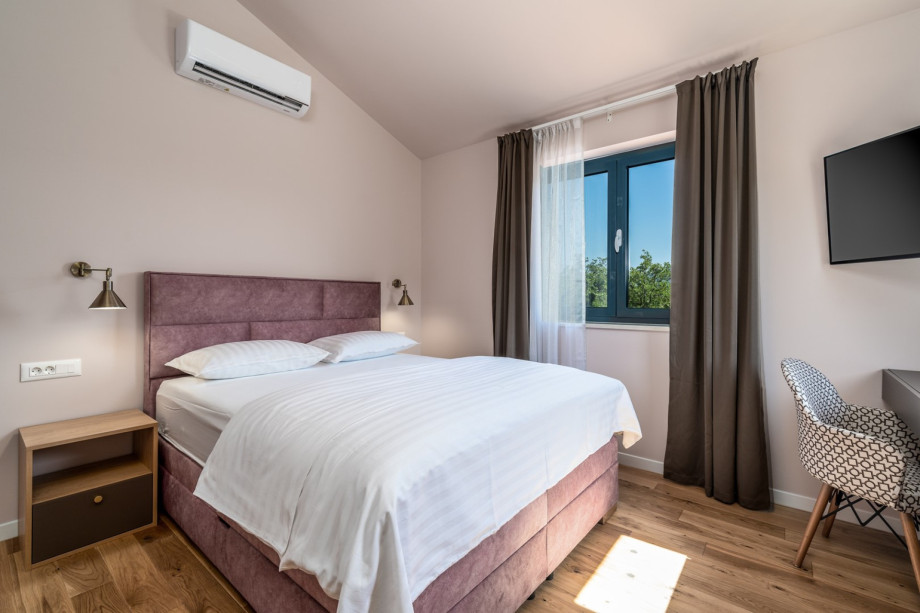 Bedroom No4 with a queen size bed 160cm x 200cm, air-conditioning, a TV, en-suite bathroom with a shower