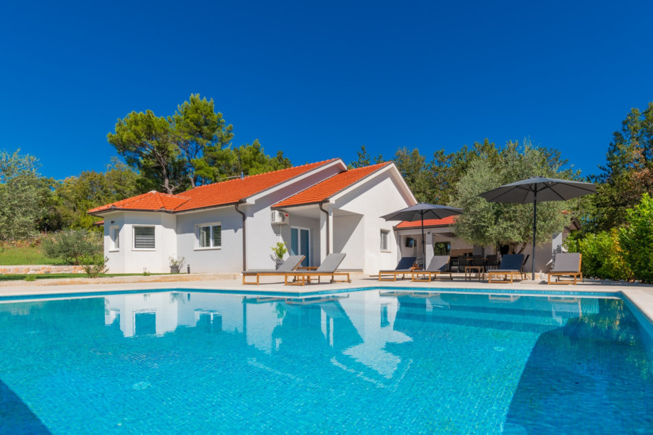 The spectacular infinity pool includes a shallow section safe for the youngest family members to enjoy.