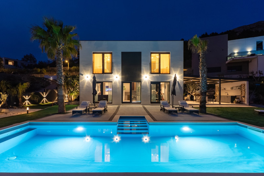 Villa El Capitano boasts a modern 300 m2 interior that comfortably accommodates up to 8 guests across four elegant, en-suite bedrooms.