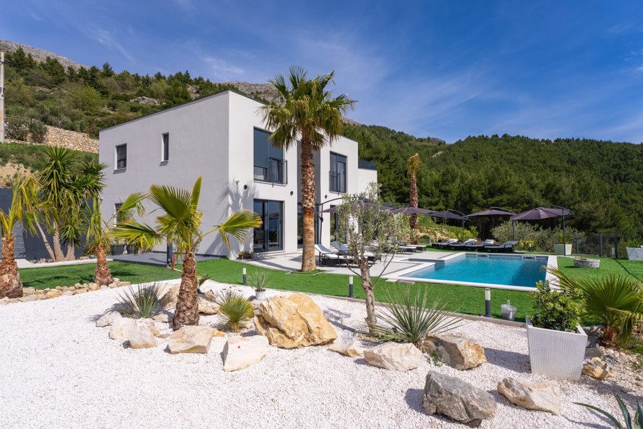 Whether you are planning a relaxing family vacation, a getaway with friends, or a romantic getaway, this beautifully designed villa provides just that.