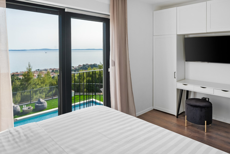 Beautiful bedroom with fully air-conditioned and Wi-fi